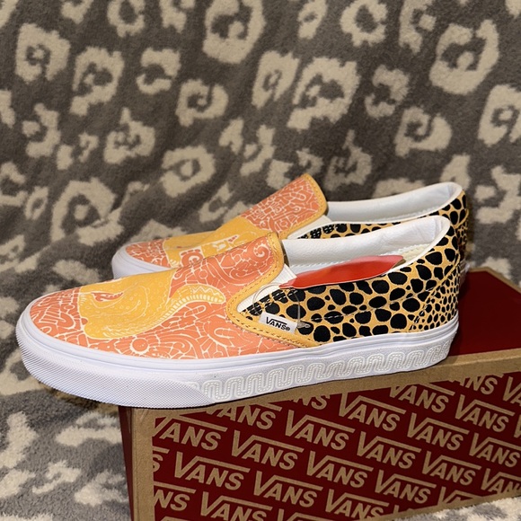 Vans Classic Slip-on Sneakers in Jaguar 🐆 and True White New 😍🐆☀️ - Picture 7 of 17